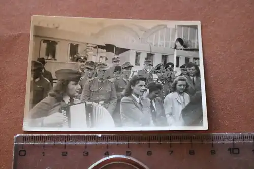 tolles altes Foto - Bahnhof - Ort ? Blitzmädels, Polizisten - Gebirgsjäger ?