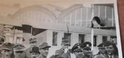 tolles altes Foto - Bahnhof - Ort ? Blitzmädels, Polizisten - Gebirgsjäger ?