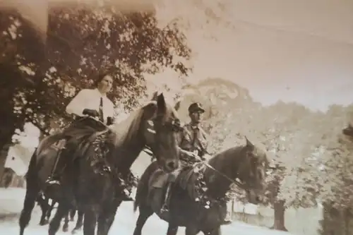 tolles altes Foto - Soldat und Frau beim Ausritt mit dem Pferd