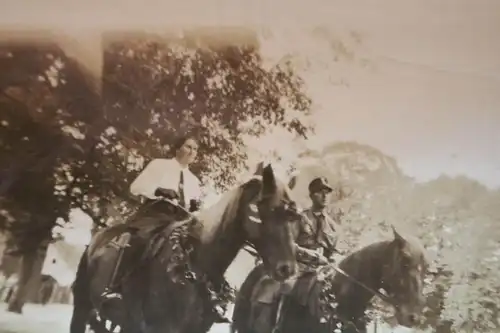 tolles altes Foto - Soldat und Frau beim Ausritt mit dem Pferd