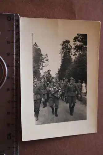 tolles altes Foto - ein Soldat wird gefeiert - auf einem Sitz getragen ?