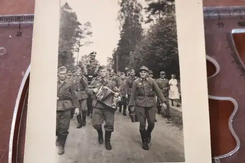 tolles altes Foto - ein Soldat wird gefeiert - auf einem Sitz getragen ?