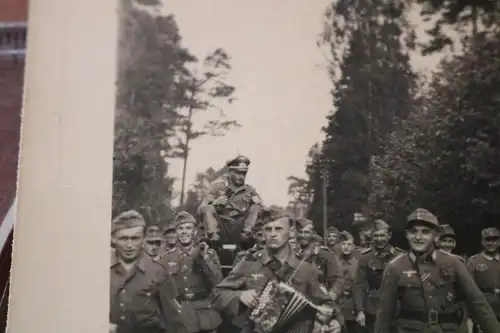 tolles altes Foto - ein Soldat wird gefeiert - auf einem Sitz getragen ?