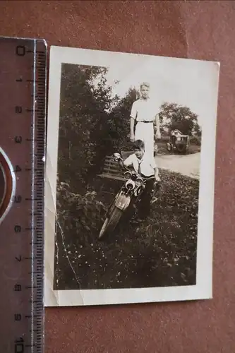 tolles altes Foto - zwei Jungs mit kleinem Motorrad ?? Oldtimer ?