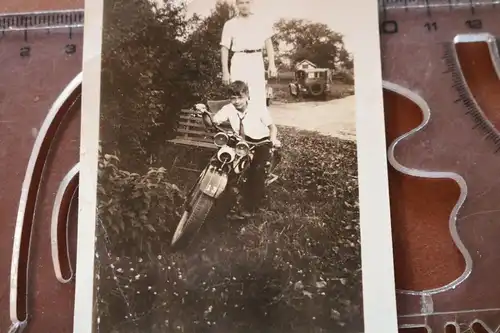 tolles altes Foto - zwei Jungs mit kleinem Motorrad ?? Oldtimer ?