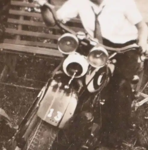 tolles altes Foto - zwei Jungs mit kleinem Motorrad ?? Oldtimer ?