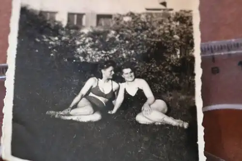 tolles altes Foto - zwei hübsche Mädel im Badezeug - 30-50er Jahre ?
