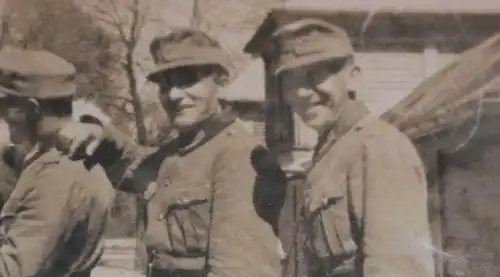 tolles altes Foto - Gruppe Gebirgsjäger und Person im Eisbär-Kostüm 40er Jahre ?