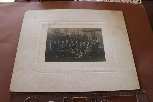 tolles altes Foto  Schulklasse gemischte Schule - Dorf ? Sportplatz - 1910-20 ?