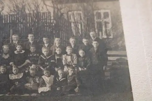 tolles altes Foto  Schulklasse gemischte Schule - Dorf ? Sportplatz - 1910-20 ?