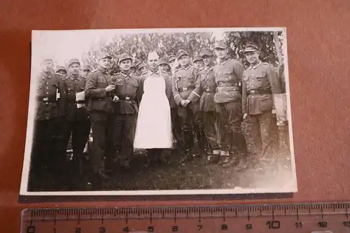 tolles altes Gruppenfoto - Soldaten Feldmützen Abzeichen - 1944
