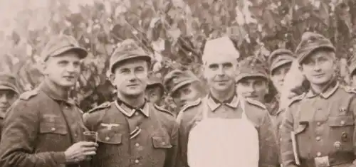 tolles altes Gruppenfoto - Soldaten Feldmützen Abzeichen - 1944