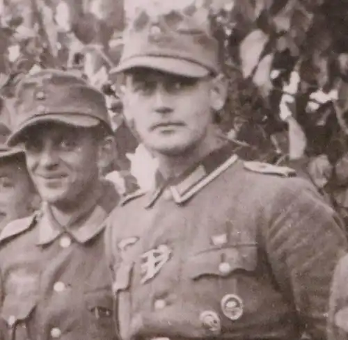 tolles altes Gruppenfoto - Soldaten Feldmützen Abzeichen - 1944