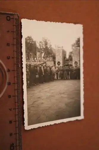 altes Foto - Gedenkfeier ?  Ort ??? Pimpfe , Soldaten ? 