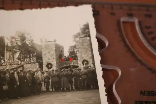 altes Foto - Gedenkfeier ?  Ort ??? Pimpfe , Soldaten ?