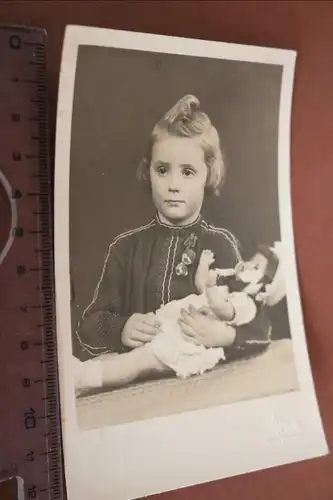 tolles altes Foto - Mädchen  mit Puppe -  Eisenach - 30-50er Jahre `?