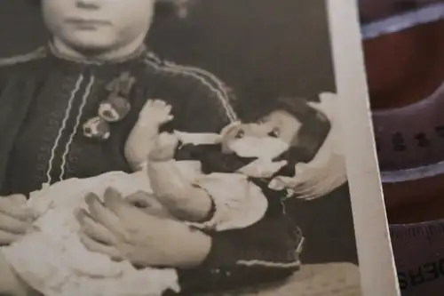 tolles altes Foto - Mädchen  mit Puppe -  Eisenach - 30-50er Jahre `?