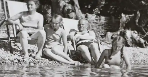 tolles altes Foto - Familie am Bodensee - Bademoden - 1933