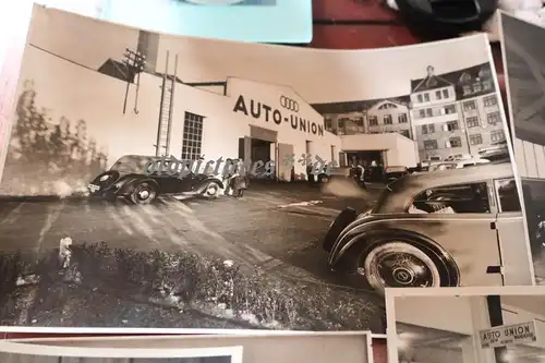 11 tolle alte Fotos - Auto Union Werk ?? Werkstatt ? hübsche Werbemädels 30er Ja