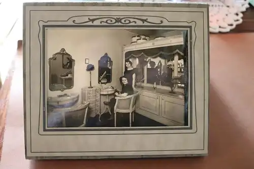 tolles altes Foto eines Hut-Salons ?? hübsche Frauen inkl. Pappaufsteller