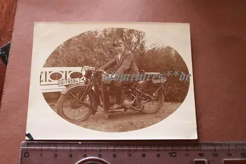 tolles altes Foto - Mann mit seinem Oldtimer Motorrad NSU - 20-30er Jahre