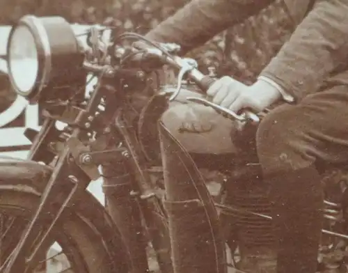 tolles altes Foto - Mann mit seinem Oldtimer Motorrad NSU - 20-30er Jahre