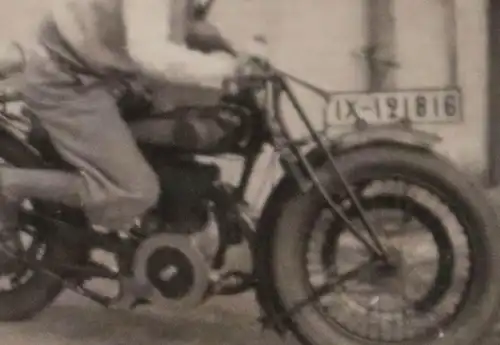 zwei tolle alte kleine Fotos - Mann mit Oldtimer Motorrad - Rennmaschine ? 1932