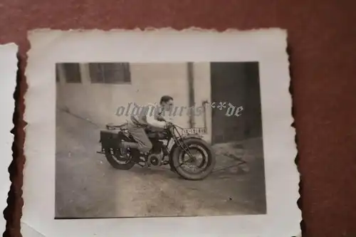 zwei tolle alte kleine Fotos - Mann mit Oldtimer Motorrad - Rennmaschine ? 1932