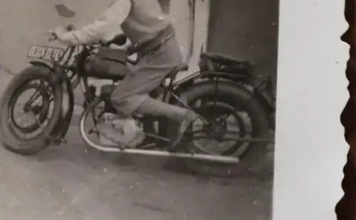 zwei tolle alte kleine Fotos - Mann mit Oldtimer Motorrad - Rennmaschine ? 1932