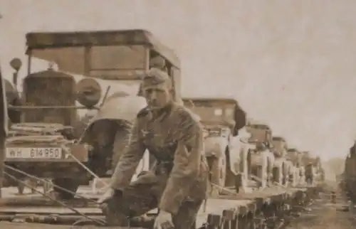 vier alte Fotos eines Soldaten , Floß, Krad,  Fahrzeuge, Eisenbahn