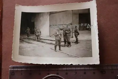 tolles altes Foto deutsche Soldaten vor dem Munitionsdepot Frankreich Portiere ?