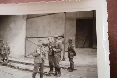 tolles altes Foto deutsche Soldaten vor dem Munitionsdepot Frankreich Portiere ?