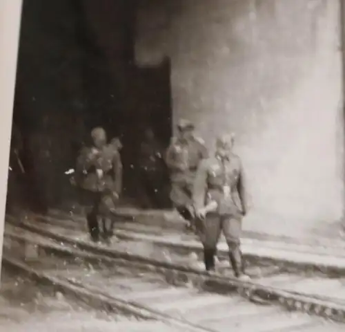 tolles altes Foto deutsche Soldaten vor dem Munitionsdepot Frankreich Portiere ?