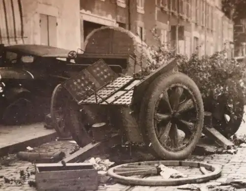 altes Foto durchbrochene Strassensperren  Frankreich  ?