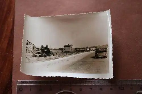 altes Foto zerstörte französische Flak am Strassenrand