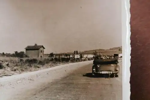 altes Foto zerstörte französische Flak am Strassenrand