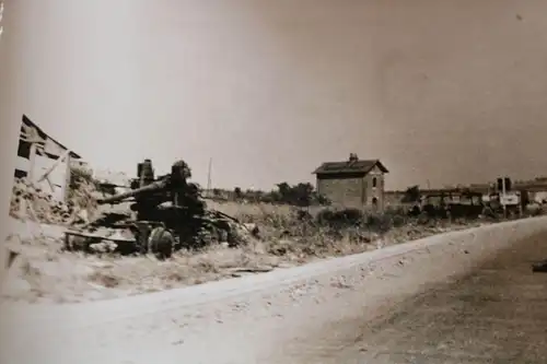  altes Foto zerstörte französische Flak am Strassenrand