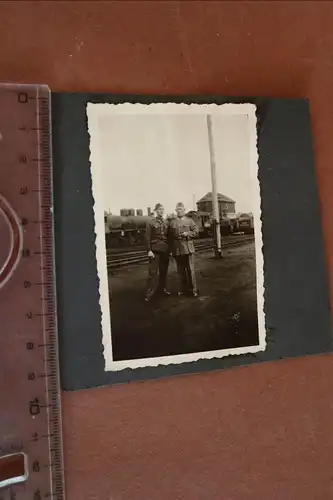 tolles altes Foto - Soldaten Bahnhof Dampflok 368372 ?? Beute-Lok ???