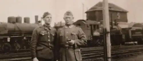 tolles altes Foto - Soldaten Bahnhof Dampflok 368372 ?? Beute-Lok ???