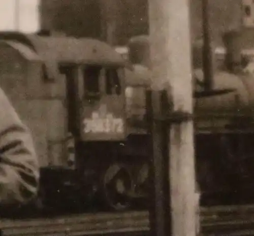 tolles altes Foto - Soldaten Bahnhof Dampflok 368372 ?? Beute-Lok ???