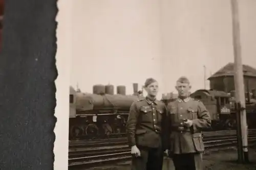 tolles altes Foto - Soldaten Bahnhof Dampflok 368372 ?? Beute-Lok ???