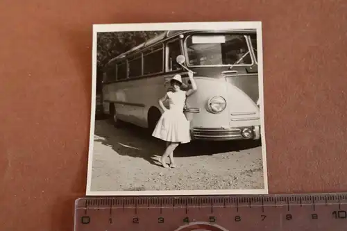 tolles altes Foto - hübsche Frau posiert am Oldtimer Bus  50-60er Jahre ?
