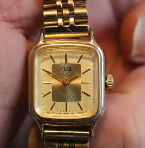 tolle alte Q&Q Armbanduhr - ohne Funktion