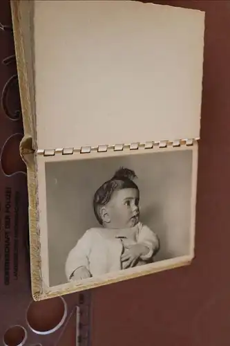 tolles altes kleines Album - Portraits eines Kindes 20-40er Jahre ? 13 Fotos