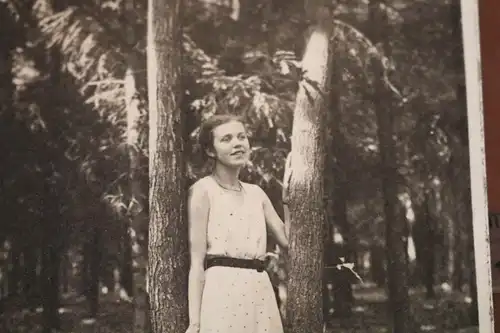 tolles altes Foto - hübsche Frau zwischen zwei Bäumen - 1910-20 ??