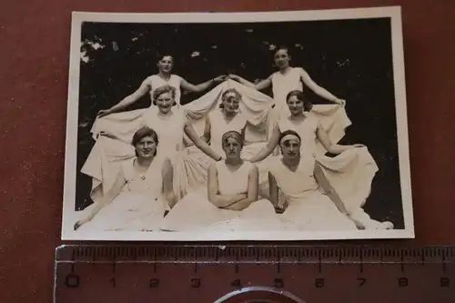 tolles altes Foto - Gruppe hübscher Frauen - Tanzgewand - 20-30er Jahre