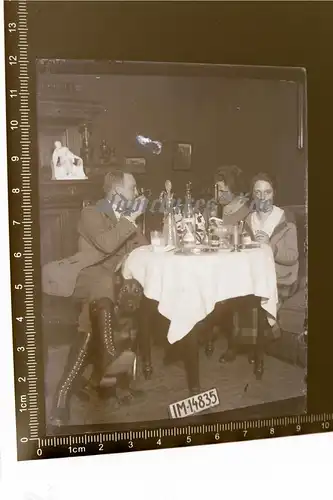 tolles altes Glasnegativ - Mann mit zwei Frauen , Hund und Nummernschild