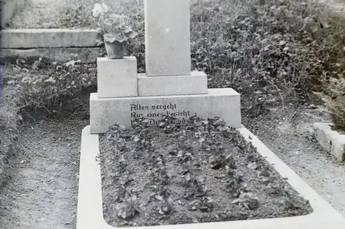 altes Glasnegativ - Grab einer Frau in Königsfeld in Ungarn 1950