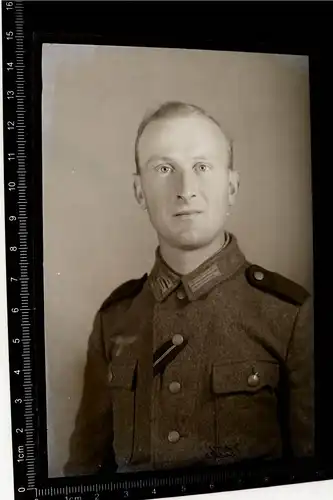 tolles altes Glasnegativ -  Portrait Soldat mit Band für Ostmedaille 