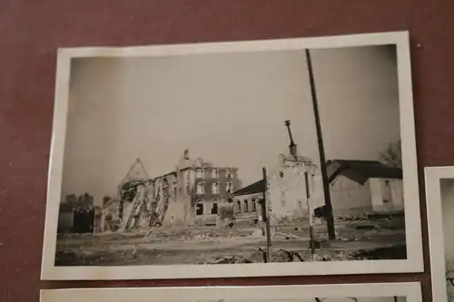 fünf alte Fotos eines Soldaten - zerstörte Stadt, Gebäude Quartier usw. Frankrei
